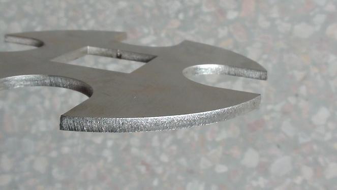 Pequeña cortadora del laser del vatio YAG de la talla 650 del corte para el proceso del metal