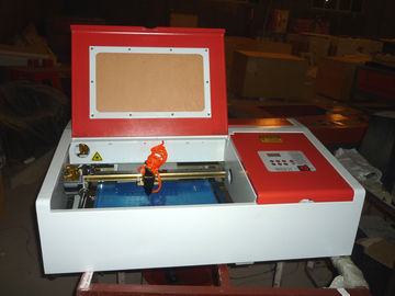 China Grabado del laser del CO2 del grabador del laser y cortadora de escritorio para tallar el capítulo y trabajos artísticos proveedor